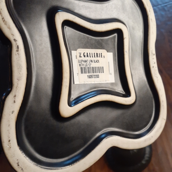 GORGEOUS NWT Z-Gallerie 13" Trunk-Up Lucky Elephant Black Ceramic Urn Vase. - Picture 6 of 10